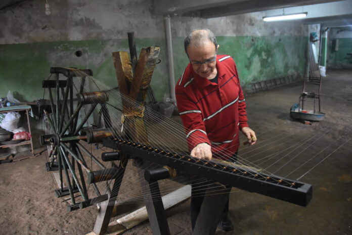 54 yıldır ipeğin peşinde günde 20 kilometre koşuyor