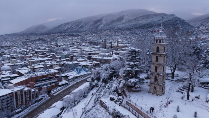bursa’da etkili olan kar yağışı, kent merkezini beyaza bü