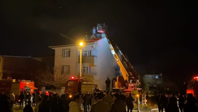 bursa'da üç katlı binanın çatısı yandı