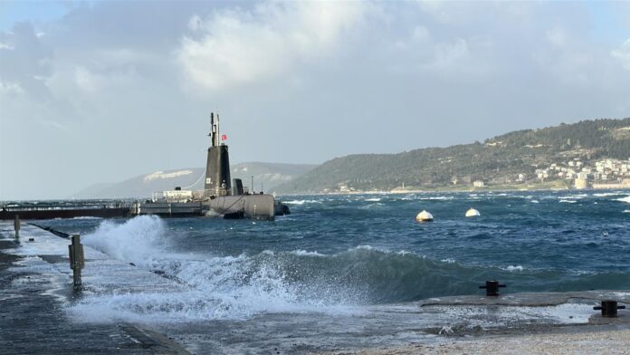Çanakkale'de fırtına deniz ulaşımını olumsuz etkiliyor
