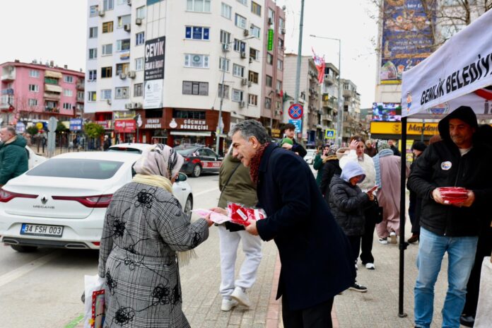 gemlik belediyesi’nden türk bayrağı dağıtımı (2)