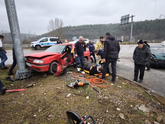 İki otomobil kafa kafaya çarpıştı: 1’i ağır, 3 yaralı