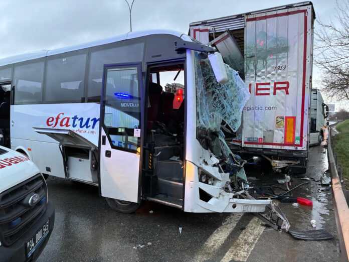 İstanbul kurtköy'de tur midibüsü park halindeki tir'a çarp