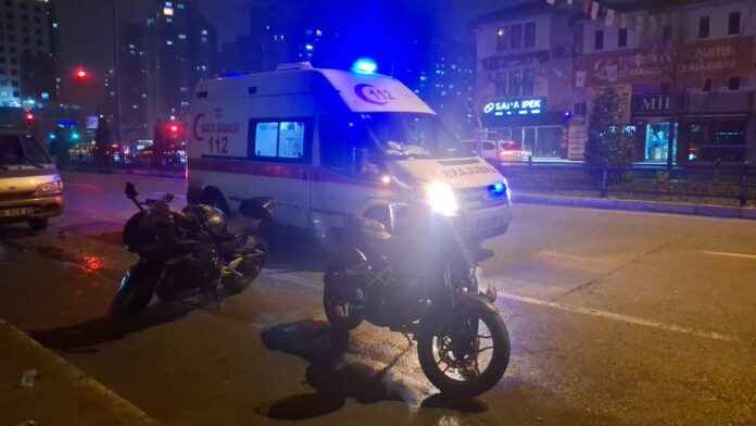 motosiklet ile otomobil çarpıştı: 2 yaralı