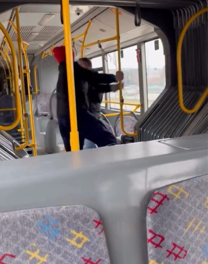 otobüste yer tartışmasında yolcuyu darbedip, 'komutanımı .