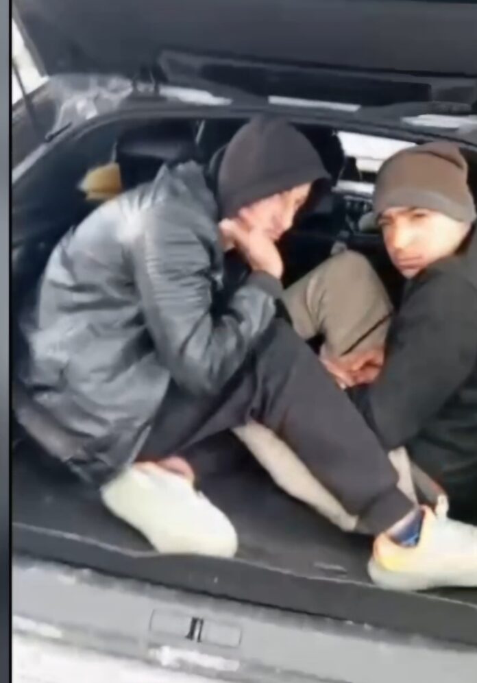 otoyolda durdurulan otomobilden 9 kaçak göçmen çıktı