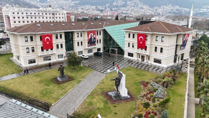 osmangazi belediyesi binalarını türk bayraklarıyla donattı (1)