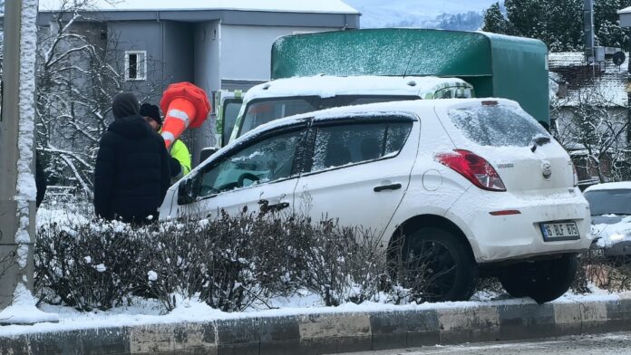 refüje çıkan otomobilin sürücüsü yaralandı