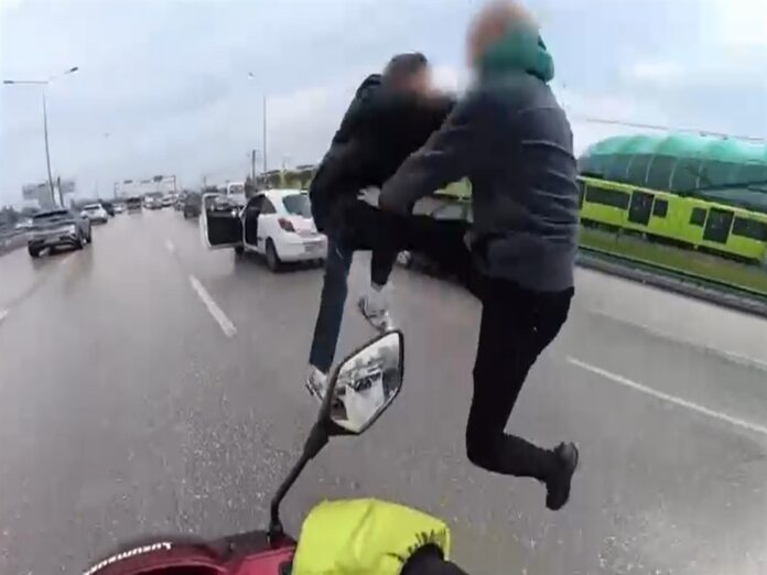 trafikte tekme yumruk kavga eden sürücülerin ehliyetlerine e