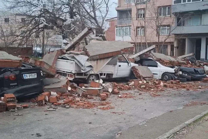bursa da firtinanin neden oldugu hasar gunduz goruntulendi 1768120893 249 large