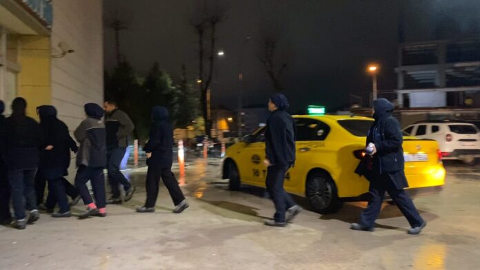 bursa'da gıda zehirlenme şüphesiyle 20 işçi hastaneye kald.