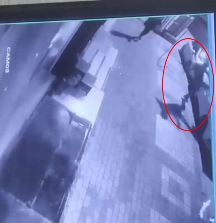 park halindeki otomobillerin aynalarını kırıp, kaportaların