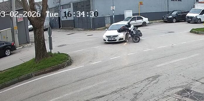 yaralı motosiklet sürücüsüne yardım etmek yerine otomobili