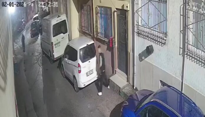 yere düşen bayrağı kaldırdı