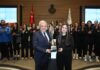 Nilüfer’in genç sporcuları başarılarını belediye meclisinde paylaştı