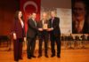 Başkan Erkan Aydın’dan Anlamlı Ödül Takdimi