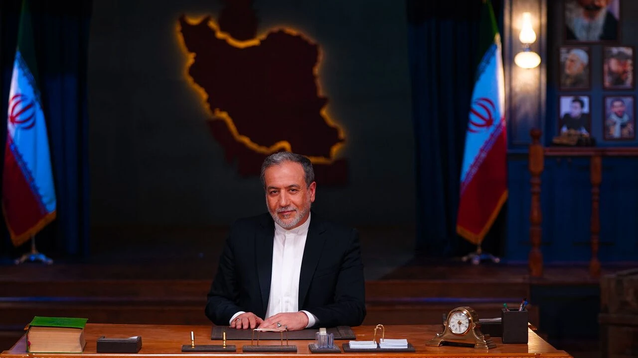 İran, Hürmüz Boğazı’nı ticari gemilere açtı!