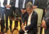 Özgür Özel kendisine verilen mutlak butlan tebligatını yırttı