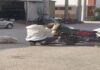Motosiklette toplanan arıları, özel kıyafetiyle kovana topladı