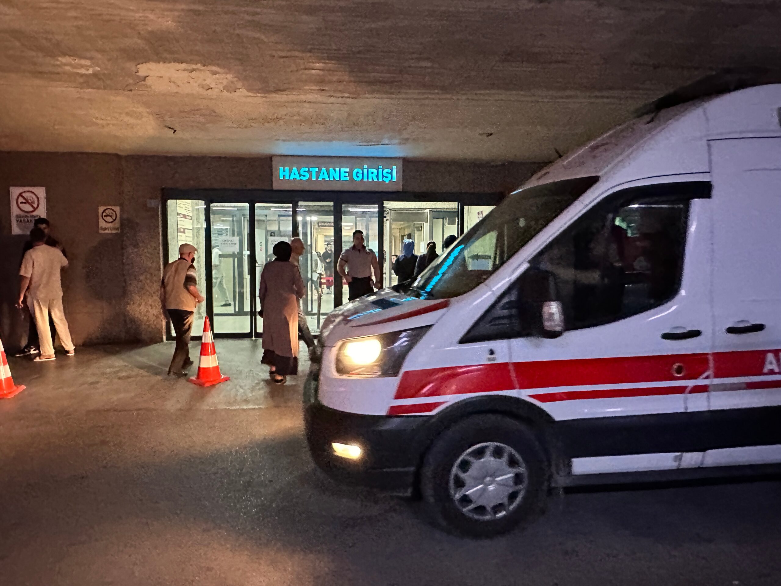 Kafede tartıştığı kişiyi tabancayla bacağından vurup kaçtı
