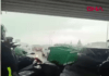 Sağanağa yakalanan motokuryeler köprü altına sığındı