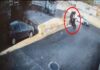 Motosiklet sürücüsünün öldüğü kazada kaldırımdaki yaya son anda kurtuldu; o anlar kamerada