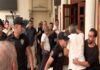 Eylem yapıp belediye binasına girmeye çalışan servisçilere biber gazlı müdahale
