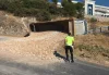 Bursa’da freni boşalan kamyonu devirerek durdurdu!