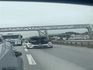 Otomobilin motorunun üzerinde seyahat etti; o anlar kamerada