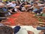 3 metrelik tepside 50 kilo İskender kebabı yemek için sıraya girdiler